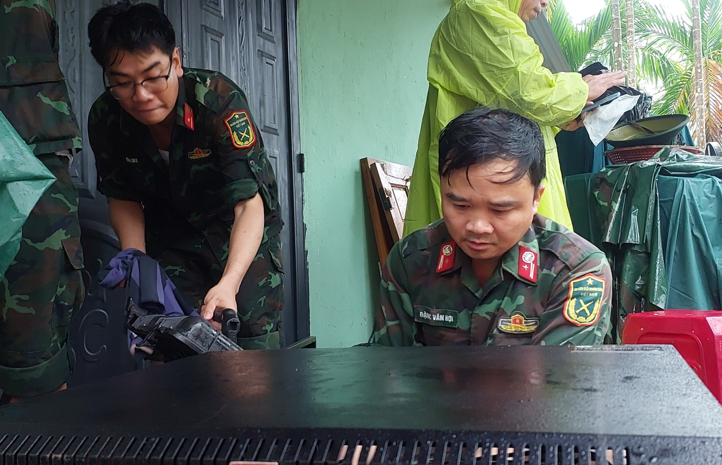 部队在雨中奋战,从坍塌区特拉连恢复通信